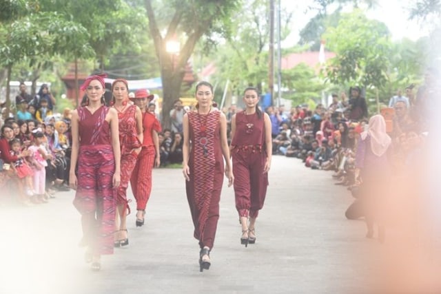 Kenalkan Tenun Ikat Bandar Kidul, Dekranasda Kediri Gelar Dhoho Street Fashion