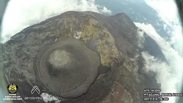 Kubah lava di puncak kawah Gunung Agung. (Foto: Instagram @sutopopurwo)