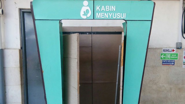 Kabin menyusui di Stasiun Manggarai. (Foto: Paulina Herasmaranindar/kumparan)