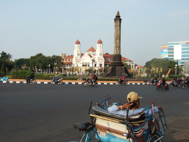 Becak Tugu Muda, Semarang (Foto: Wikimedia Commons)