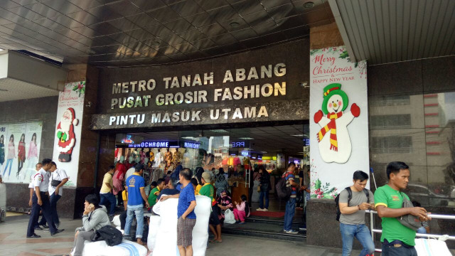 Ornamen Sinterklas di Metro Tanah Abang (Foto: Maulana Ramadhan/kumparan)