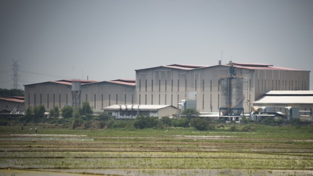 Pabrik Pengguna Bahan Baku Asbes di Cikarang (Foto: Bay Ismoyo/AFP)
