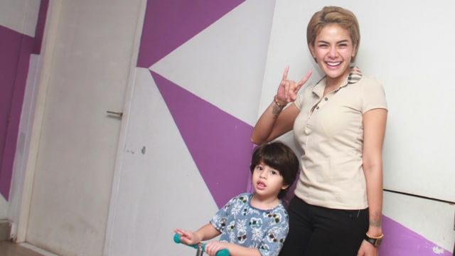 Nikita Mirzani dan Anak di Trans TV (Foto: Munady Widjaja)