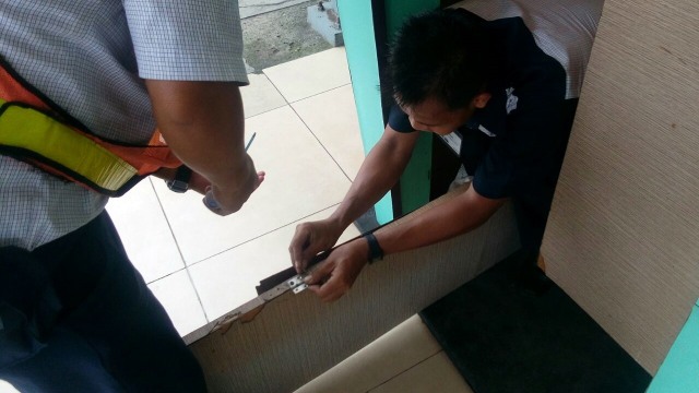 Pihak stasiun mencopot pintu kabin (Foto: Pheras Marindar/kumparan)