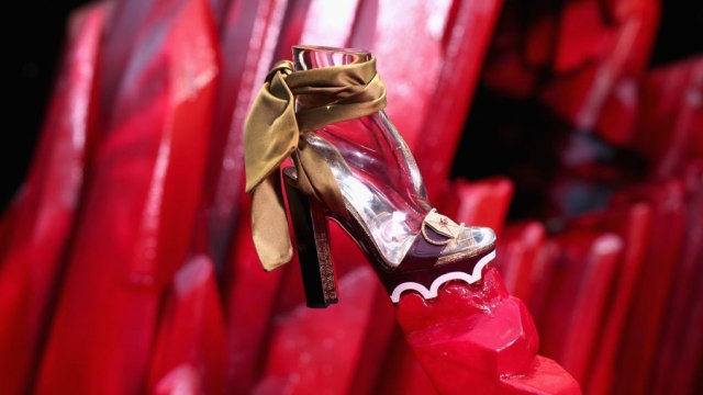 Sepatu Louboutin yang terinpirasi dari Rose Tico (Foto: Dok. starwars.com)