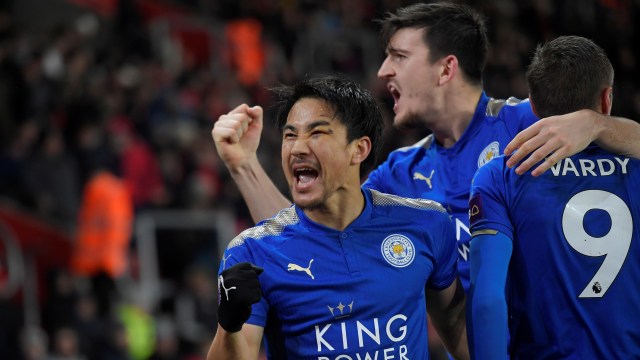 Okazaki dan rekan-rekannya rayakan kemenangan. (Foto: REUTERS/Toby Melville)