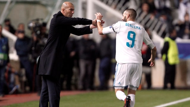 Selebrasi antara Zidane dan Benzema. (Foto: REUTERS/Yiannis Kourtoglou)