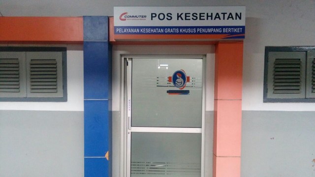Pos kesehatan stasiun Jakarta Kota (Foto: Paulina Herasmaranindar/kumparan)