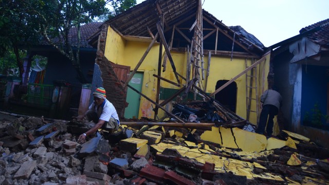 Pasca gempa bumi Tasikmalaya (Foto: Antara/Adeng Bustomi)