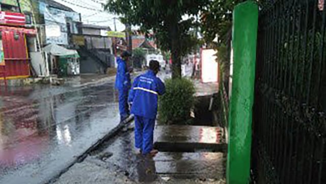 Pasukan biru memantau banjir. (Foto: Instagram @DinasSDAJakarta)