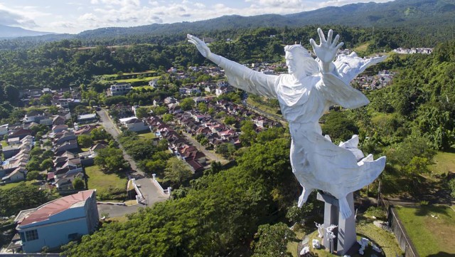 Patung Yesus Memberkati. (Foto: Instagram @aerialmanado)