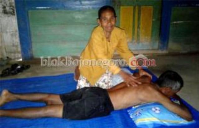 Mbah Parmi (60) Tukang Pijat Tradisional Dari Hasil Pijat, untuk Menghidupi 5 Anak