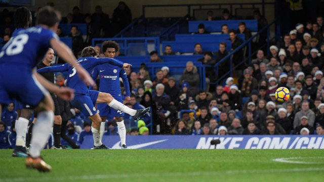 Alonso mencetak gol lewat tendangan bebas. (Foto: Reuters/Toby Melville)