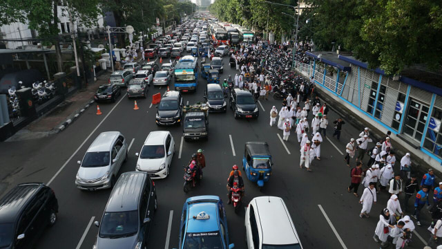 Massa berjalan menuju Monas. (Foto: Jamal Ramadhan/kumparan)