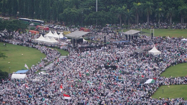 Suasana aksi bela Palestina di kawasan Monas (Foto: Fanny Kusumawardhani/kumparan)