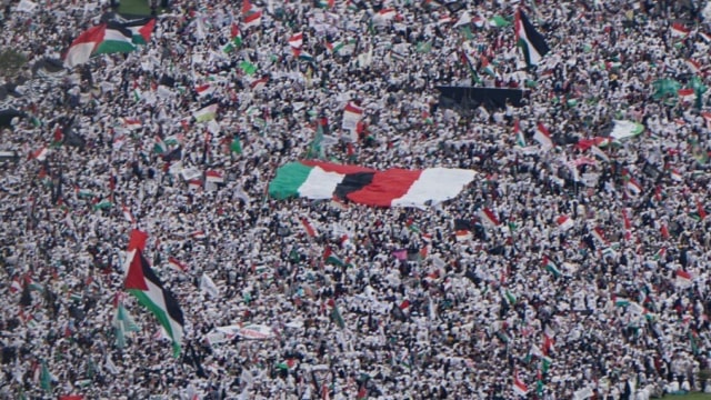 Massa membawa bendera Palestina dan Indonesia (Foto: Fanny Kusumawardhani/kumparan)
