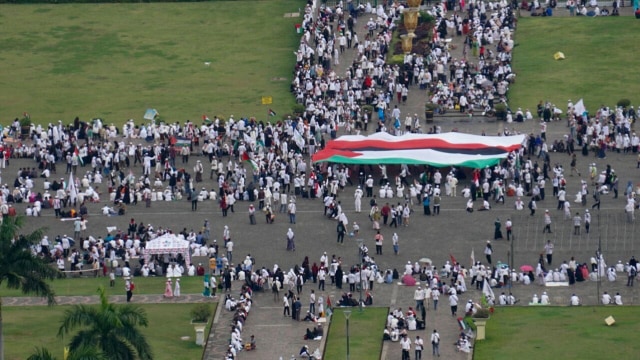 Massa membawa bendera Palestina dan Indonesia (Foto: Fanny Kusumawardhani/kumparan)