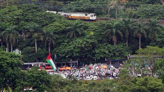 Massa membawa bendera Palestina dan Indonesia (Foto: Fanny Kusumawardhani/kumparan)