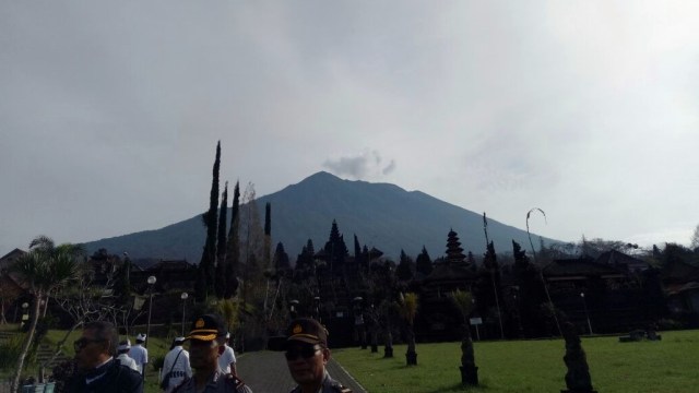 Kondisi Gunung Agung terpantau dari Pura Besakih (Foto: Ela Nurlaela/Kumparan)