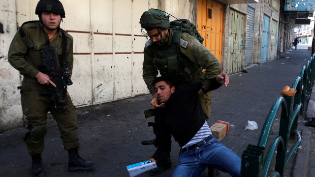 Tentara Israel dan demonstran Palestina (Foto: REUTERS/Mussa Qawasma)