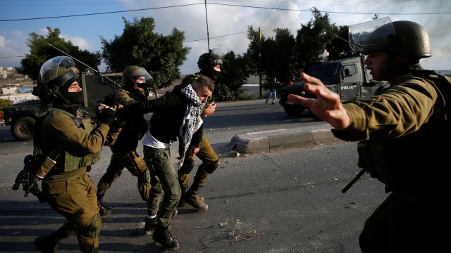 Tentara Israel dan demonstran Palestina (Foto: REUTERS/Mohamad Torokman)