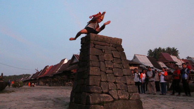 Mengenal Fahombo, Tradisi Lompat Batu di Nias yang Lahir dari Perang (33229)