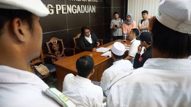 Kuasa hukum Lembaga Adat Melayu Riau laporkan AWK. (Foto: Fanny Kusumawardhany/kumparan)