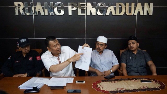 Kuasa hukum Lembaga Adat Melayu Riau laporkan AWK. (Foto: Fanny Kusumawardhany/kumparan)