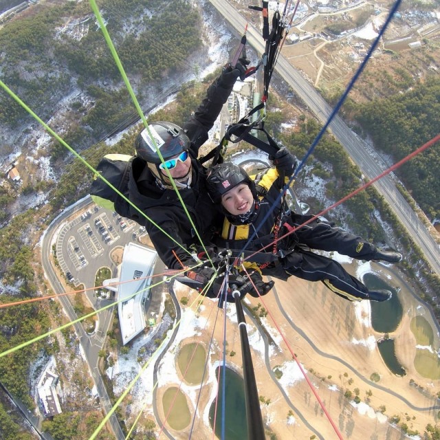 Paralayang tandem (Foto: Instagram @flyhigh_paragliding_school)
