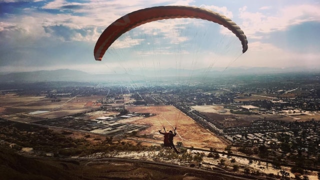 Main paralayang di atas ketinggian (Foto: Instagram @k_rock69)