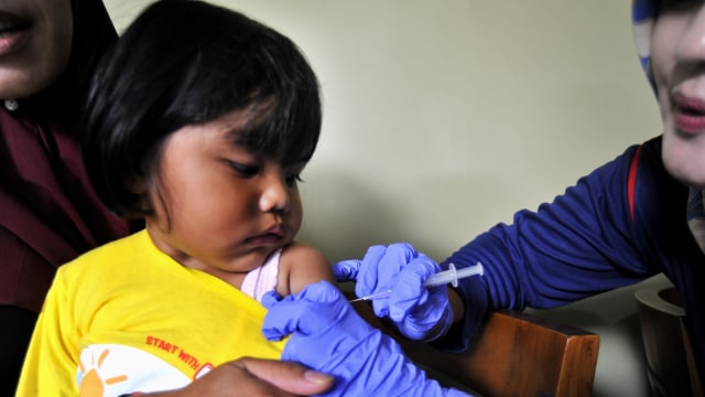 Pemberian vaksin difteri kepada anak. (Foto: Antara/Asep Fathulrahman)