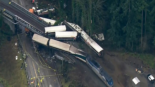 Kecelakaan kereta di Washington, AS (Foto: KOMO-TV via AP)