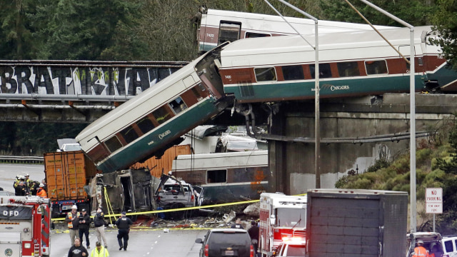 Kecelakaan kereta di Washington, AS (Foto: AP Photo/Elaine Thompson)