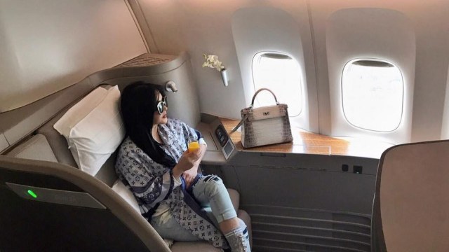 Syahrini dan tas Hermes miliknya (Foto: Instagram/@princessyahrini)
