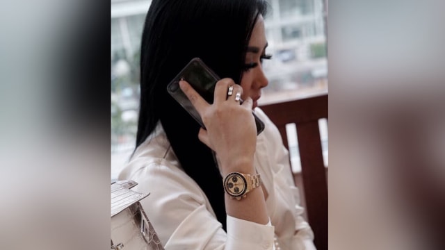 Syahrini mengenakan jam tangan Rollex (Foto: Instagram/@princessyahrini)