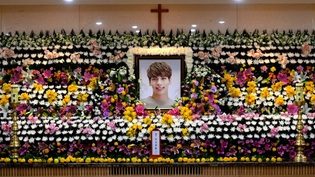 Shawol melayat ke pemakaman Jonghyun SHINee. (Foto: AFP/Choi Hyuk)