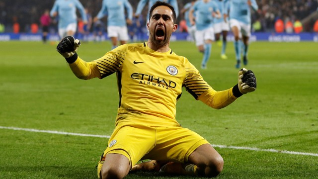 Claudio Bravo setelah menggagalkan penalti. Foto: REUTERS/Darren Staples