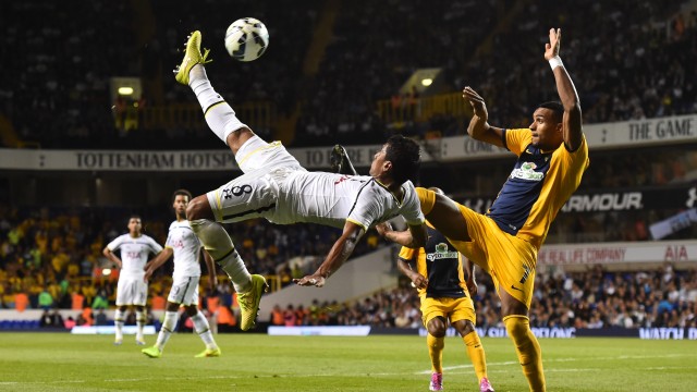 Aksi Paulinho di Tottenham Hotspur. (Foto: AFP/Ben Stansall)