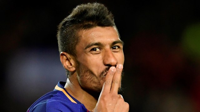 Paulinho mapan di Barcelona. (Foto: AFP/Javier Soriano)