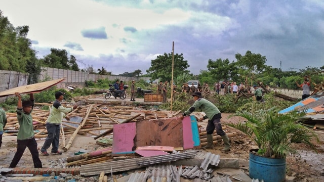 Penertiban bangunan liar di jalur evakuasi bandara (Foto: Dok. Angkasa Pura II)
