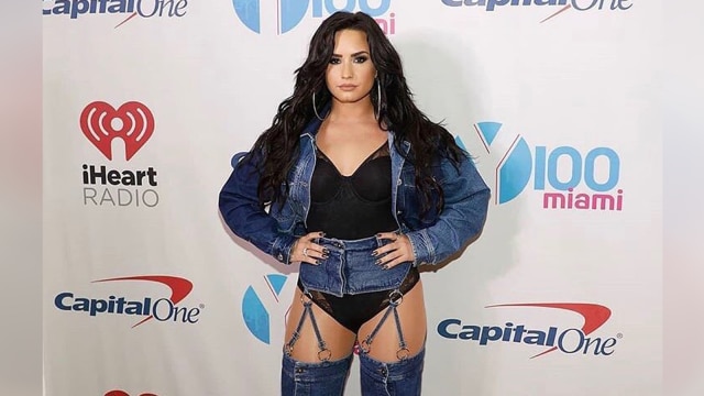 Demi Lovato kenakan detachable jeans (Foto: Instagram @queen_demilovato1701)