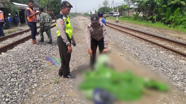 Warga Surabaya Nekat Bunuh Diri Tabrak Kereta Api di Kalitidu (1)