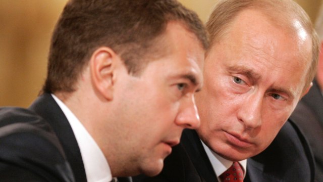 Putin dan Medvedev (Foto: Wikimedia Commons)