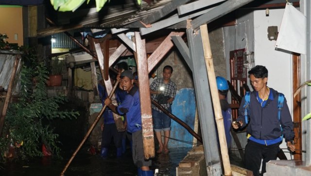 Perbaikan tanggul Jati Padang yang jebol (Foto: Nugroho Sejati/kumparan)