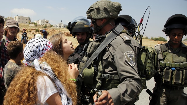 Ahed Tamimi melawan tentara Israel (Foto: AFP/Abbas Momani)