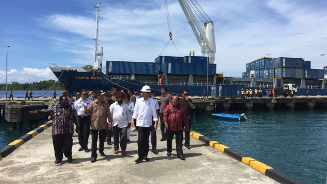 Presiden Joko Widodo meninjau Pelabuhan Nabire (Foto: Yudhistira Amran Saleh/kumparan)