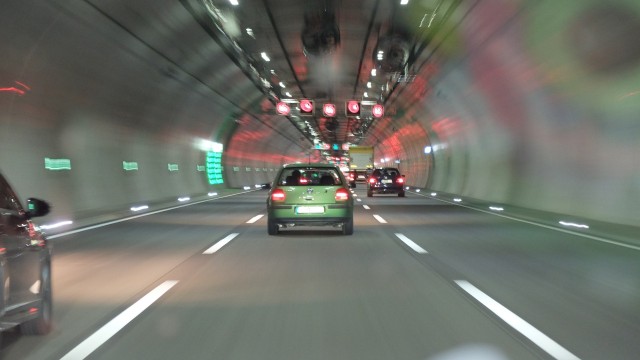 Mobil saat melewati terowongan. (Foto: Pixabay)