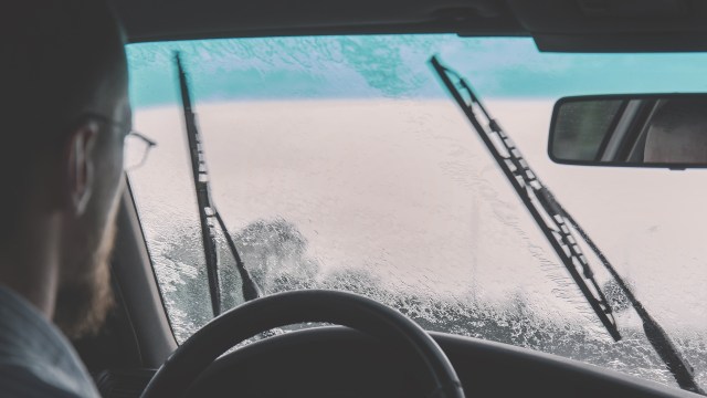 Berkendara saat hujan. (Foto: Pixabay)