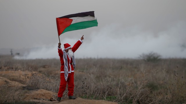 Santa claus bela Palestina. (Foto: Reuters/Mohammed Salem)