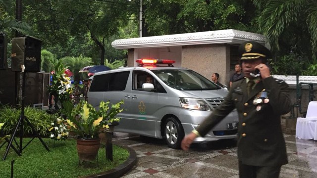 Jenazah Alm Sukamdani Sahid tiba di rumah duka (Foto: Yuana  Fatwalloh/kumparan)